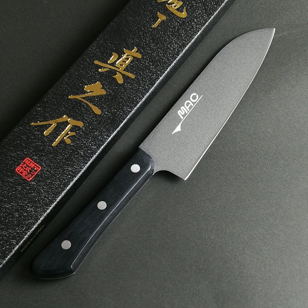 http://japan-knifeshop.com/cdn/shop/products/mac-non-stick-coating-steel-santoku-knife-170mm-2_800x.jpg?v=1621842852
